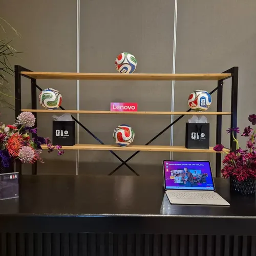 Montaje de evento con señalización de wifi, laptop y decoración sobre una mesa